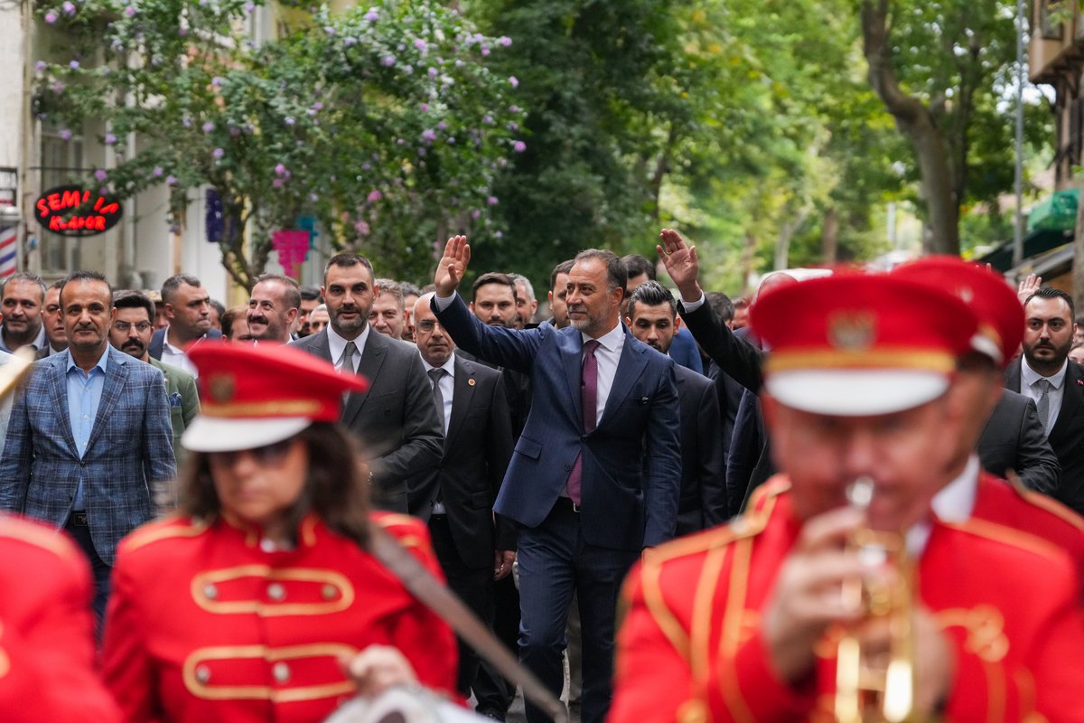 _MHPistanbul_'s tweet photo. Teşkilatımızla her geçen gün daha da büyüyor, gönülden gönüle çoğalıyoruz.

Milliyetçi Hareket Partisi Adalar İlçe Başkanlık binamız yeni yerinde büyük bir katılım ve coşkuyla hizmete açıldı. 

İl Başkanımız Sayın @BBvolkanyilmaz, MYK Üyemiz Sayın Hayati Arkaz, İl Başkan Yardımcılarımız ve İl yöneticilerimizin yanı sıra çok sayıda değerli dava arkadaşımızın da katıldığı açılışa Adalar'ın kıymetli sakinleri de yoğun ilgi gösterdi. Kalbi Türkiye için atan herkese kapılarını açan İlçe Başkanlığımızın yeni hizmet binası hayırlı uğurlu olsun. 🇹🇷

İstanbul'la buluşuyor, 
İstanbullularla kucaklaşıyoruz.