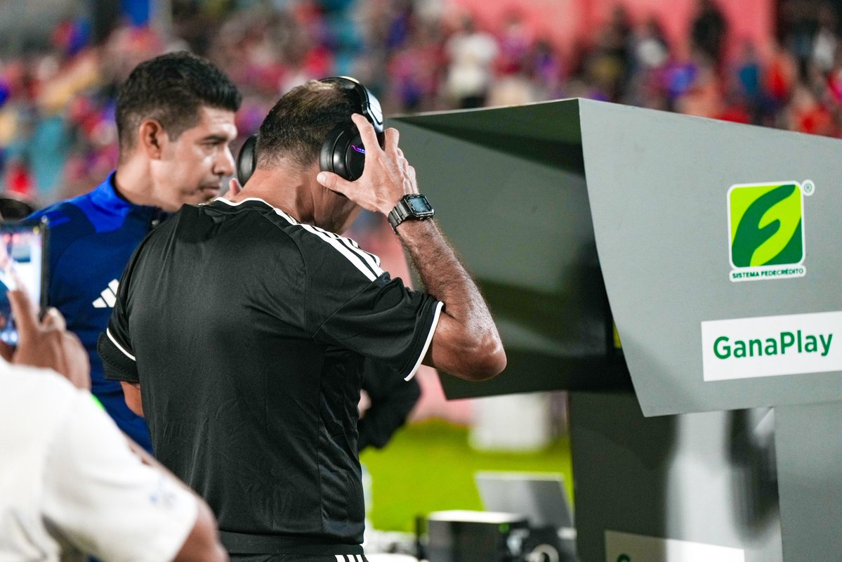 ybukele's tweet photo. Ayer dimos un paso importante hacia la modernización del fútbol salvadoreño y en el apoyo a la labor de los árbitros de nuestro país con la implementación, en la Primera División, del Football Video Support (FVS).

Como FESFUT reiteramos nuestro compromiso de seguir fortaleciendo la labor arbitral, facilitándoles de herramientas adecuadas y la en búsqueda de mejores horizontes para nuestro deporte.