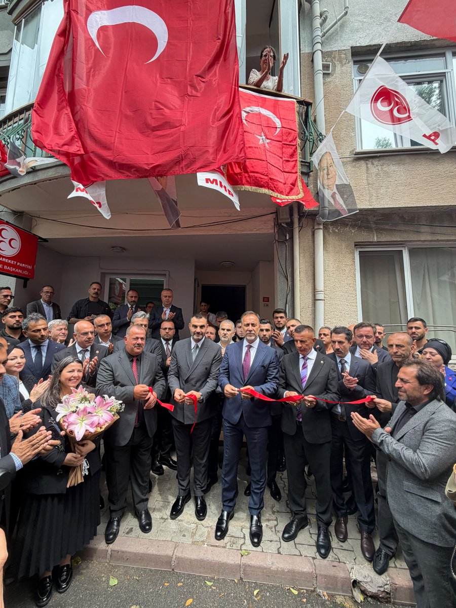 _MHPistanbul_'s tweet photo. Teşkilatımızla her geçen gün daha da büyüyor, gönülden gönüle çoğalıyoruz.

Milliyetçi Hareket Partisi Adalar İlçe Başkanlık binamız yeni yerinde büyük bir katılım ve coşkuyla hizmete açıldı. 

İl Başkanımız Sayın @BBvolkanyilmaz, MYK Üyemiz Sayın Hayati Arkaz, İl Başkan Yardımcılarımız ve İl yöneticilerimizin yanı sıra çok sayıda değerli dava arkadaşımızın da katıldığı açılışa Adalar'ın kıymetli sakinleri de yoğun ilgi gösterdi. Kalbi Türkiye için atan herkese kapılarını açan İlçe Başkanlığımızın yeni hizmet binası hayırlı uğurlu olsun. 🇹🇷

İstanbul'la buluşuyor, 
İstanbullularla kucaklaşıyoruz.