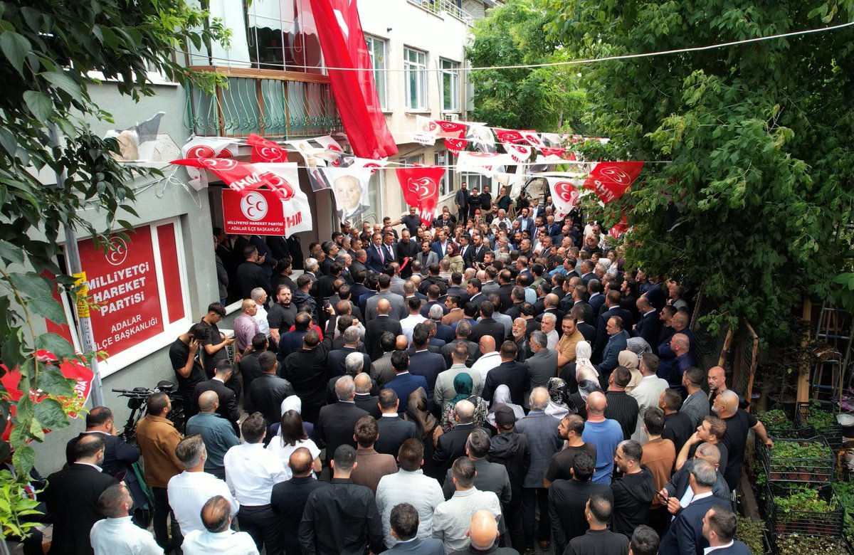 _MHPistanbul_'s tweet photo. Teşkilatımızla her geçen gün daha da büyüyor, gönülden gönüle çoğalıyoruz.

Milliyetçi Hareket Partisi Adalar İlçe Başkanlık binamız yeni yerinde büyük bir katılım ve coşkuyla hizmete açıldı. 

İl Başkanımız Sayın @BBvolkanyilmaz, MYK Üyemiz Sayın Hayati Arkaz, İl Başkan Yardımcılarımız ve İl yöneticilerimizin yanı sıra çok sayıda değerli dava arkadaşımızın da katıldığı açılışa Adalar'ın kıymetli sakinleri de yoğun ilgi gösterdi. Kalbi Türkiye için atan herkese kapılarını açan İlçe Başkanlığımızın yeni hizmet binası hayırlı uğurlu olsun. 🇹🇷

İstanbul'la buluşuyor, 
İstanbullularla kucaklaşıyoruz.