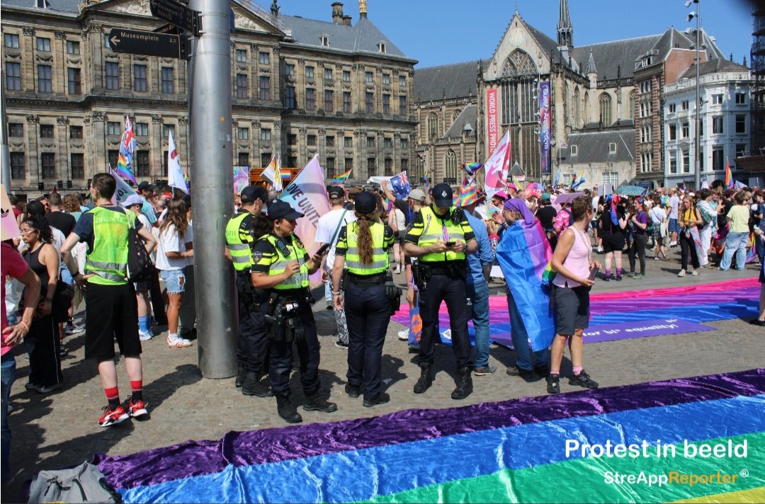 protestinbeeld's tweet photo. Vanmiddag namen pakweg tienduizend mensen deel aan de #pridewalk in #amsterdam. Het was weer een bont gezelschap... https://t.co/Ip6GpSVFzd