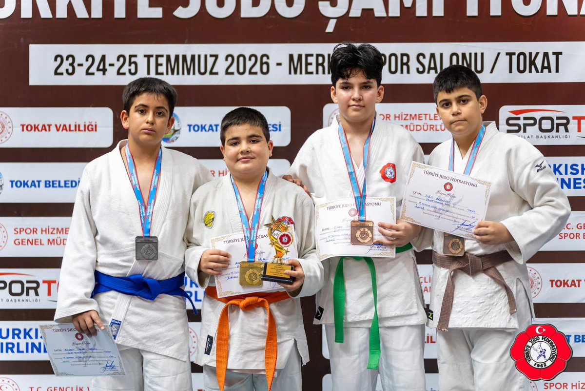 Selcuklubelspor's tweet photo. 🥋 Judoda Gurur Veren Başarı! 🇹🇷

23-25 Temmuz 2026 tarihlerinde Tokat’ta, 72 ilden 1.298 sporcunun katılımıyla düzenlenen Spor Toto Süper Minikler Türkiye Judo Şampiyonasında Selçuklu Belediyespor Kulübümüzün sporcuları önemli başarılara imza attı.

🥇 Muhammet Ali Kar | +60 kg | Türkiye Şampiyonu
🥈 Mehmet Talha Çelikel | 60 kg | Türkiye İkincisi
🥈 Kerim Asaf Tomakin | 46 kg | Türkiye İkincisi

Elde ettikleri derecelerle sporcularımız, Ağustos ayında düzenlenecek Balkan Judo Şampiyonası’nda ülkemizi temsil etme hakkı kazandı.

Sporcularımızı, antrenörlerimizi ve emeği geçen herkesi gönülden tebrik ediyor, Balkan Şampiyonası’nda ay-yıldızlı formayla üstün başarılar diliyoruz.