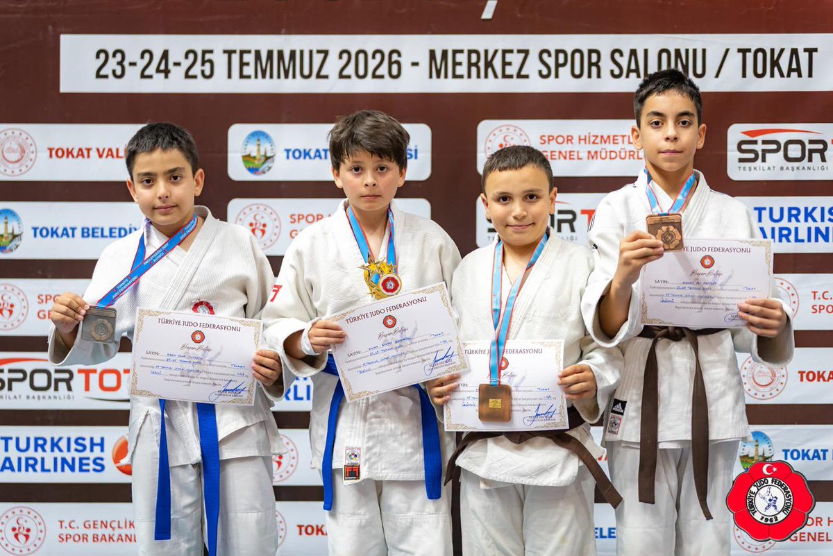 Selcuklubelspor's tweet photo. 🥋 Judoda Gurur Veren Başarı! 🇹🇷

23-25 Temmuz 2026 tarihlerinde Tokat’ta, 72 ilden 1.298 sporcunun katılımıyla düzenlenen Spor Toto Süper Minikler Türkiye Judo Şampiyonasında Selçuklu Belediyespor Kulübümüzün sporcuları önemli başarılara imza attı.

🥇 Muhammet Ali Kar | +60 kg | Türkiye Şampiyonu
🥈 Mehmet Talha Çelikel | 60 kg | Türkiye İkincisi
🥈 Kerim Asaf Tomakin | 46 kg | Türkiye İkincisi

Elde ettikleri derecelerle sporcularımız, Ağustos ayında düzenlenecek Balkan Judo Şampiyonası’nda ülkemizi temsil etme hakkı kazandı.

Sporcularımızı, antrenörlerimizi ve emeği geçen herkesi gönülden tebrik ediyor, Balkan Şampiyonası’nda ay-yıldızlı formayla üstün başarılar diliyoruz.