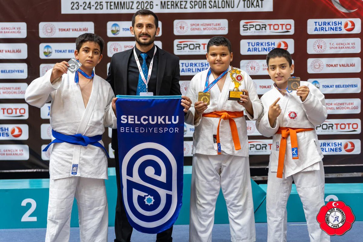 Selcuklubelspor's tweet photo. 🥋 Judoda Gurur Veren Başarı! 🇹🇷

23-25 Temmuz 2026 tarihlerinde Tokat’ta, 72 ilden 1.298 sporcunun katılımıyla düzenlenen Spor Toto Süper Minikler Türkiye Judo Şampiyonasında Selçuklu Belediyespor Kulübümüzün sporcuları önemli başarılara imza attı.

🥇 Muhammet Ali Kar | +60 kg | Türkiye Şampiyonu
🥈 Mehmet Talha Çelikel | 60 kg | Türkiye İkincisi
🥈 Kerim Asaf Tomakin | 46 kg | Türkiye İkincisi

Elde ettikleri derecelerle sporcularımız, Ağustos ayında düzenlenecek Balkan Judo Şampiyonası’nda ülkemizi temsil etme hakkı kazandı.

Sporcularımızı, antrenörlerimizi ve emeği geçen herkesi gönülden tebrik ediyor, Balkan Şampiyonası’nda ay-yıldızlı formayla üstün başarılar diliyoruz.
