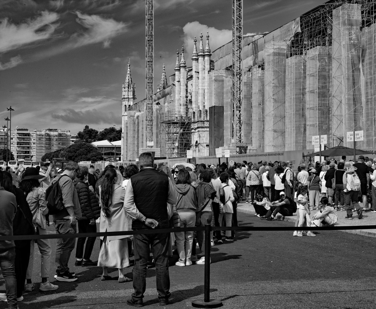 Chemfund's tweet photo. queue at mosteiro dos jerónimos, Belem #monochrome #leica https://t.co/SXB193COr6