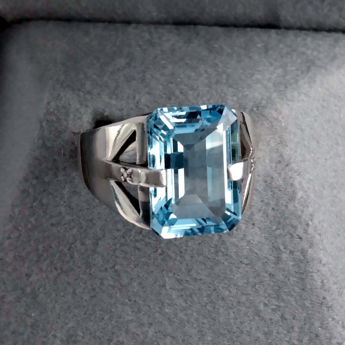 SoChicFinds's tweet photo. 8ct Octagon Sky Blue Topaz &amp; Diamond Ring, Sterling Silver Statement Vintage Gemstone Jewelry https://t.co/ZE6WZqn2Ph через @Etsy https://t.co/bmb8kigAT8