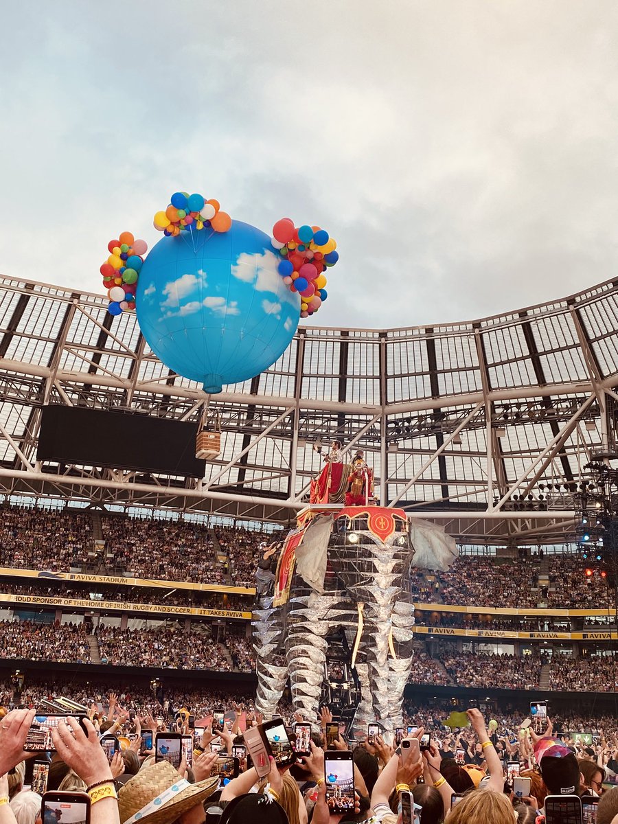 TT_Sisters's tweet photo. Such proud & special moments 🎪🤡🐘💫 @GaryBarlow @takethat @OfficialMarkO #HowardDonald #circuslive ❤️❤️❤️ xxxx https://t.co/j7uxkSC3hn