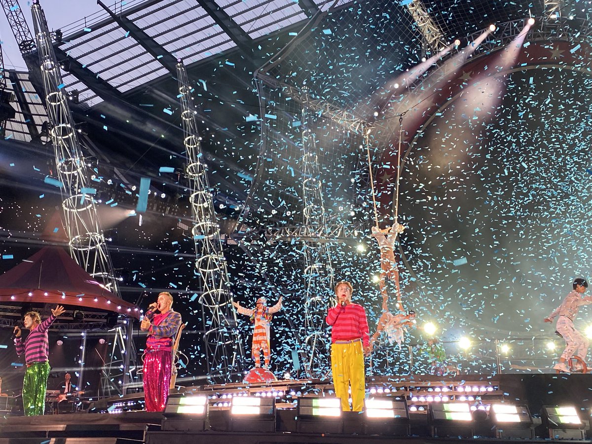 TT_Sisters's tweet photo. Such proud & special moments 🎪🤡🐘💫 @GaryBarlow @takethat @OfficialMarkO #HowardDonald #circuslive ❤️❤️❤️ xxxx https://t.co/j7uxkSC3hn