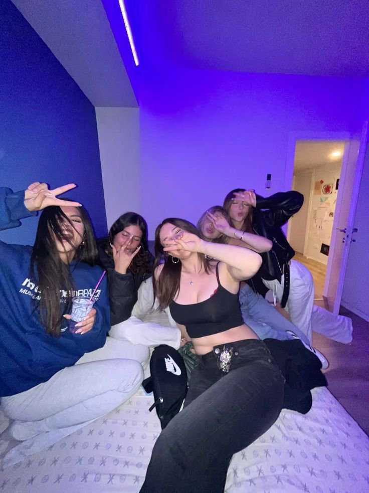 worshipgabix1's tweet photo. WIR SUCHEN EINEN SKLAVE FÜR DIESES WOCHENENDE :

5 Herrinnen – 1 Sklave

– Unbegrenzte Ohrfeigen, wann immer wir wollen  
– Menschliche Toilette
– Ballbusting 
– Lass uns dir den ganzen Abend ins Gesicht spucken
– Hausarbeit und Abwasch erledigen
– Lass dich unsere Schuhe putzen https://t.co/afWEkW6a7l