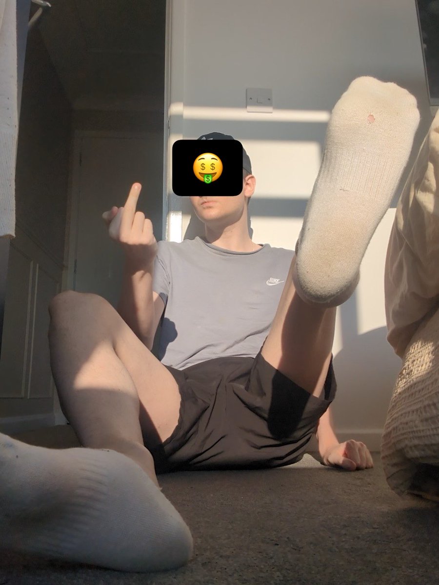 masterjackrulez's tweet photo. What loser wants to sniff them while they unload their wallet? #findom #feetworshi̇p #footfetish #footmaster #finfet #feet #cashmaster #paypig #boyfeet https://t.co/TD57XasvFj