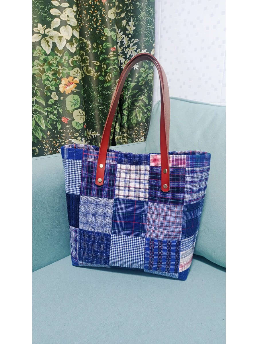bibimlukkolla's tweet photo. Just finished my cozy fabric patchwork tote bag! Stitching each piece with love feels so rewarding  #HandmadeWithLove， https://t.co/YmaMgKKEFg