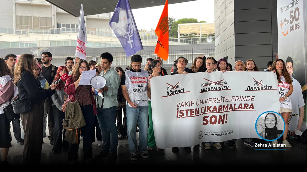 t24comtr's tweet photo. 🔴İşten çıkarılan vakıf üniversitesi akademisyenleri, tercih fuarında

🗣️"Bu renkli stantların arkasında bir gerçek var! 200'den fazla akademisyenin işine son verildi."

📌Vakıf üniversitesi öğrencileri; "Biz öğrenciler, üniversitelerin asli bileşenleri yok sayılarak alınan bu kararların karşısında, hocalarımızın yanındayız"

https://t.co/4W4N4AARQD