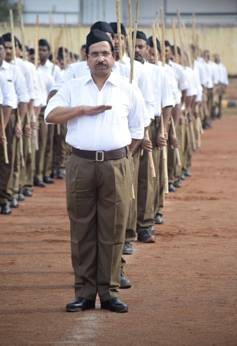 RavindraRbk's tweet photo. Our Education Minister, Pralhad Joshi, has been given the additional charge of the Education Ministry after Dharmendra Pradhan's resignation.

Pralhad Joshi is an RSS member.

Leftists will cry after this. 😂🔥

"नमस्ते सदा वत्सले मातृभूमे
त्वया हिन्दुभूमे सुखवं वर्धितोऽहम्"
🚩🇮🇳 https://t.co/6do1TyfPFT