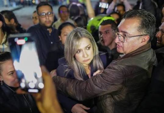 jackietoloza's tweet photo. Vicky Dávila llegando a la repartición de puestos de Abelardo. https://t.co/DDjfpFbytt