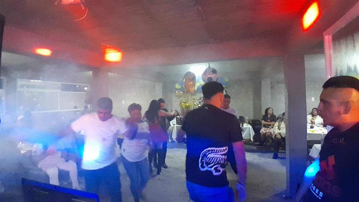 acaudiomx's tweet photo. Fotos enviadas por uno de nuestros FANS. Gracias por todas las facilidades y atenciones brindadas en Salón Garage, San Rafael Chamapa, Naucalpan EdoMéx. Casa Llena. #ellocodelossonidos EL LOCO DE LOS SONIDOS #DjResidente #NaucalpanMultimedia Naucalpan Multimedia. https://t.co/gzw6Ur2vzZ
