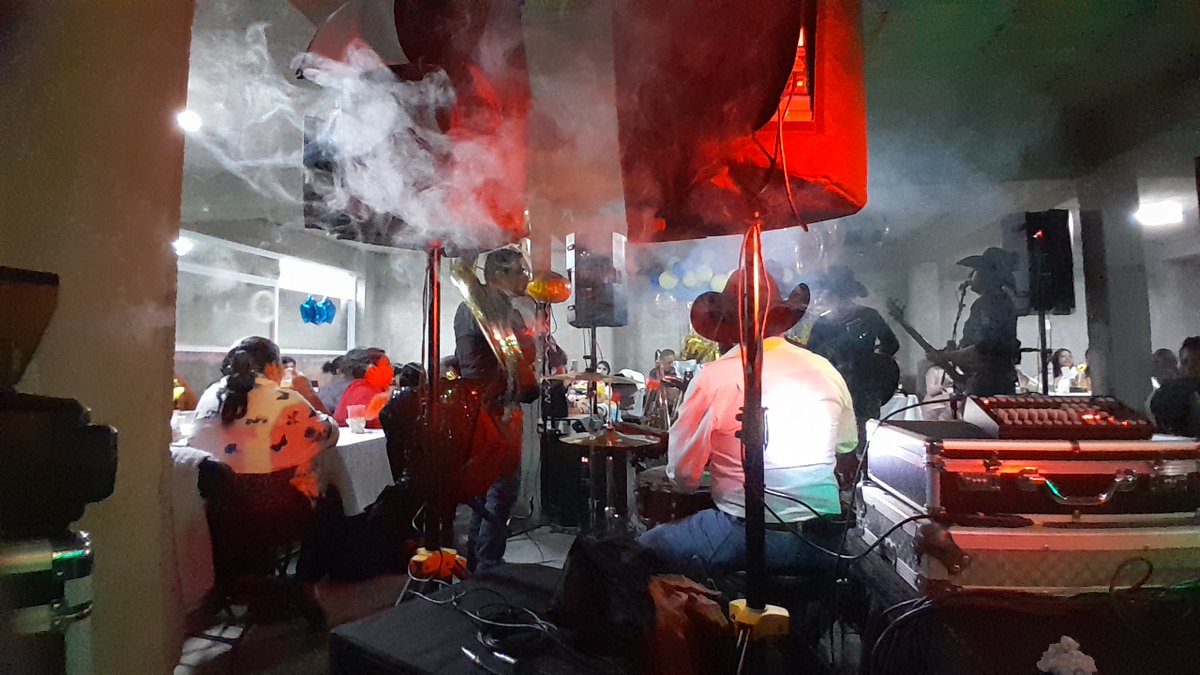 acaudiomx's tweet photo. Fotos enviadas por uno de nuestros FANS. Gracias por todas las facilidades y atenciones brindadas en Salón Garage, San Rafael Chamapa, Naucalpan EdoMéx. Casa Llena. #ellocodelossonidos EL LOCO DE LOS SONIDOS #DjResidente #NaucalpanMultimedia Naucalpan Multimedia. https://t.co/gzw6Ur2vzZ