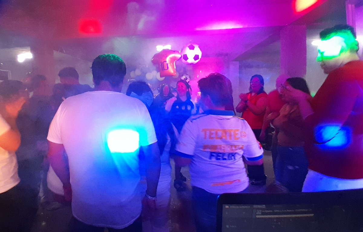 acaudiomx's tweet photo. Fotos enviadas por uno de nuestros FANS. Gracias por todas las facilidades y atenciones brindadas en Salón Garage, San Rafael Chamapa, Naucalpan EdoMéx. Casa Llena. #ellocodelossonidos EL LOCO DE LOS SONIDOS #DjResidente #NaucalpanMultimedia Naucalpan Multimedia. https://t.co/gzw6Ur2vzZ