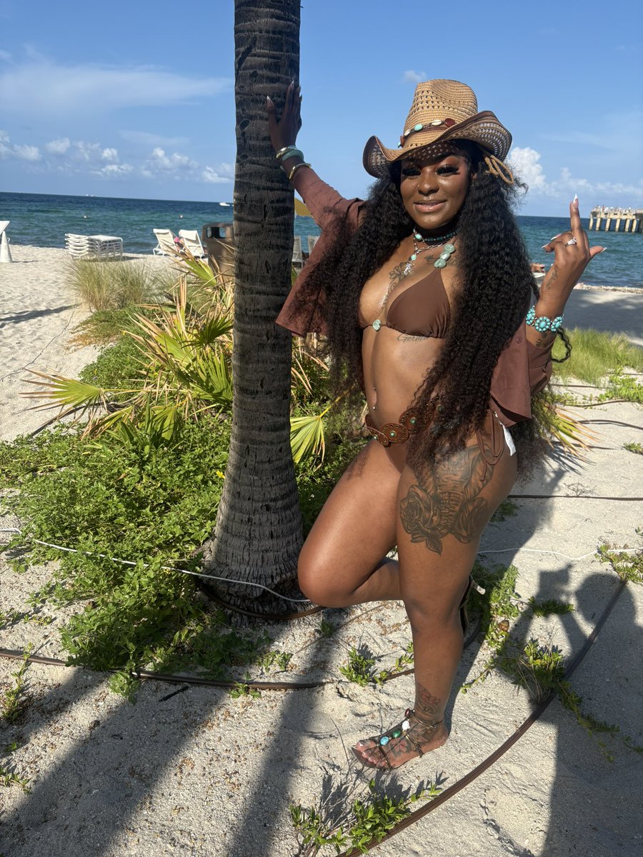 kayakardashian_'s tweet photo. Vacation me is my favorite version 🏝️ https://t.co/DaoATWYFM2
