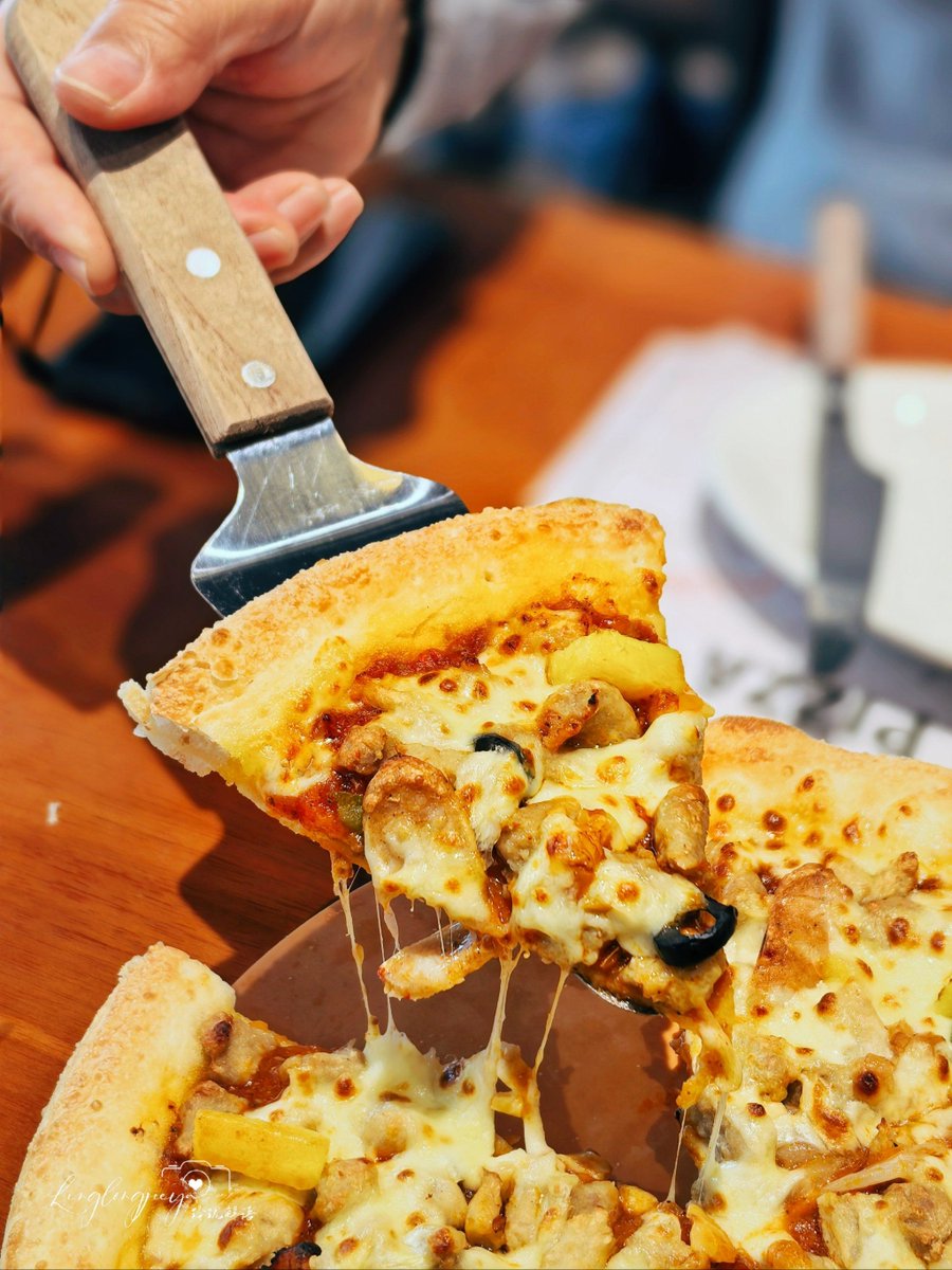 deeeeeal_'s tweet photo. Sunday evening pizza + my kid’s silly dance moves = pure cozy home magic https://t.co/3s9gmORKgi