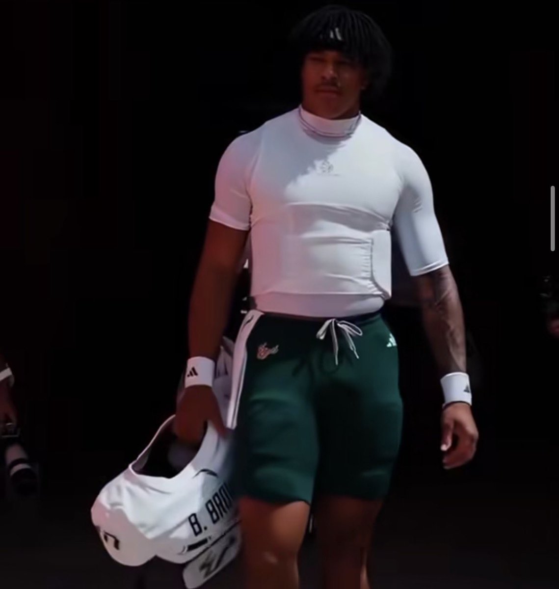 ShermStu_2's tweet photo. If Auburn vs Baylor goes to OT they should just let DJ Lagway and Byrum Brown box at the 50yd line.. 

Achilles vs Hector style.. just both teams watch on while fully padded up. Would be so sick!! 😮‍💨 https://t.co/gQmZK0IlTC