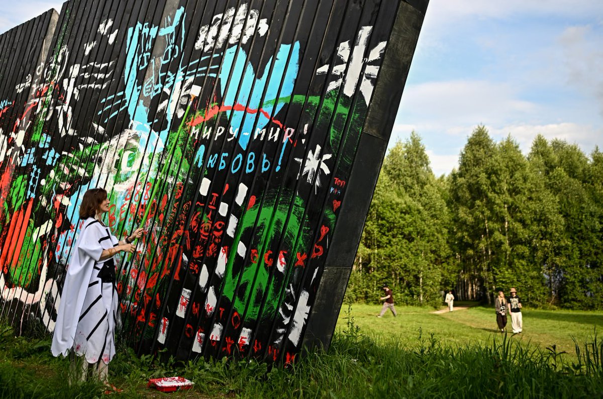 Russia's tweet photo. It's #SummerTime!

Hence, festivals abound across the entire country. In Russia's Kaluga Region folklore &amp; fantasy art installations and performances blend with natural landscapes accompanied by music concerts.

When haystacks are art, and art is sometimes a haystack 🧑‍🎨 https://t.co/R4ZTjIOgUe