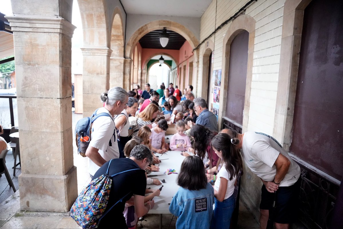 festivalcelsius's tweet photo. La magia se extendió por todo el festival durante el taller infantil de varitas que Magos y Medianos conjuraron en el #celsius2026 https://t.co/cF7gBdPD8m