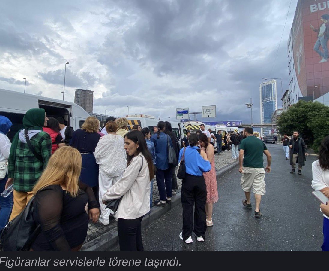 hilmihacaloglu's tweet photo. Marifet iltifata tabidir. Birgün'ün bir saatte Türkiye gündemine oturan haberini  muhabir Ebru Çelik yaptı. Trunp Towers'ın önünde toplanan figüranları ve onları toplantıya taşıyacak minibüsleri de @Ebrupcelik çekti. Aslolan gazeteciliktir.
https://t.co/0NHw4EbQIo https://t.co/XExqaVz57n