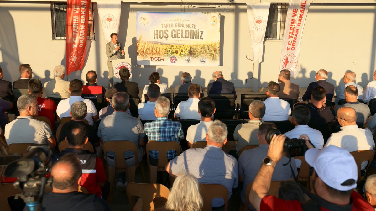 avcahitozkan's tweet photo. Sertifikalı hububat tohumlarının hasat ve tarla günü etkinliğinde üreticilerimizle bir araya geldik.

Tarımsal üretimde verimliliği artıracak, yerli ve millî tohum çeşitlerimizin sahadaki başarısını ortaya koyacak bu anlamlı organizasyonda yürütülen çalışmaları yerinde inceleyerek üreticilerimiz ve sektör temsilcilerimizle istişarelerde bulunduk.

Güçlü tarım; güçlü üretici, bereketli topraklar ve doğru planlamayla mümkündür. Çiftçimizin emeğini koruyan, üretimi destekleyen her adımın yanında olmaya, tarımda katma değeri artıracak projeleri desteklemeye devam edeceğiz.

Bu güzel organizasyonun gerçekleştirilmesinde emeği geçen tüm kurumlarımıza, üreticilerimize ve katkı sunan herkese teşekkür ediyor; hasat sezonunun çiftçilerimiz için bereketli ve hayırlı olmasını diliyorum.

#SertifikalıTohum #Hasat #TarlaGünü