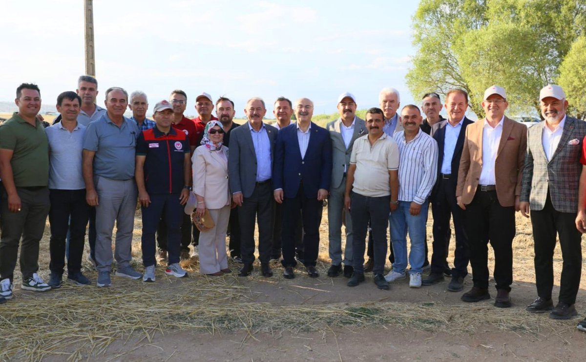 avcahitozkan's tweet photo. Sertifikalı hububat tohumlarının hasat ve tarla günü etkinliğinde üreticilerimizle bir araya geldik.

Tarımsal üretimde verimliliği artıracak, yerli ve millî tohum çeşitlerimizin sahadaki başarısını ortaya koyacak bu anlamlı organizasyonda yürütülen çalışmaları yerinde inceleyerek üreticilerimiz ve sektör temsilcilerimizle istişarelerde bulunduk.

Güçlü tarım; güçlü üretici, bereketli topraklar ve doğru planlamayla mümkündür. Çiftçimizin emeğini koruyan, üretimi destekleyen her adımın yanında olmaya, tarımda katma değeri artıracak projeleri desteklemeye devam edeceğiz.

Bu güzel organizasyonun gerçekleştirilmesinde emeği geçen tüm kurumlarımıza, üreticilerimize ve katkı sunan herkese teşekkür ediyor; hasat sezonunun çiftçilerimiz için bereketli ve hayırlı olmasını diliyorum.

#SertifikalıTohum #Hasat #TarlaGünü