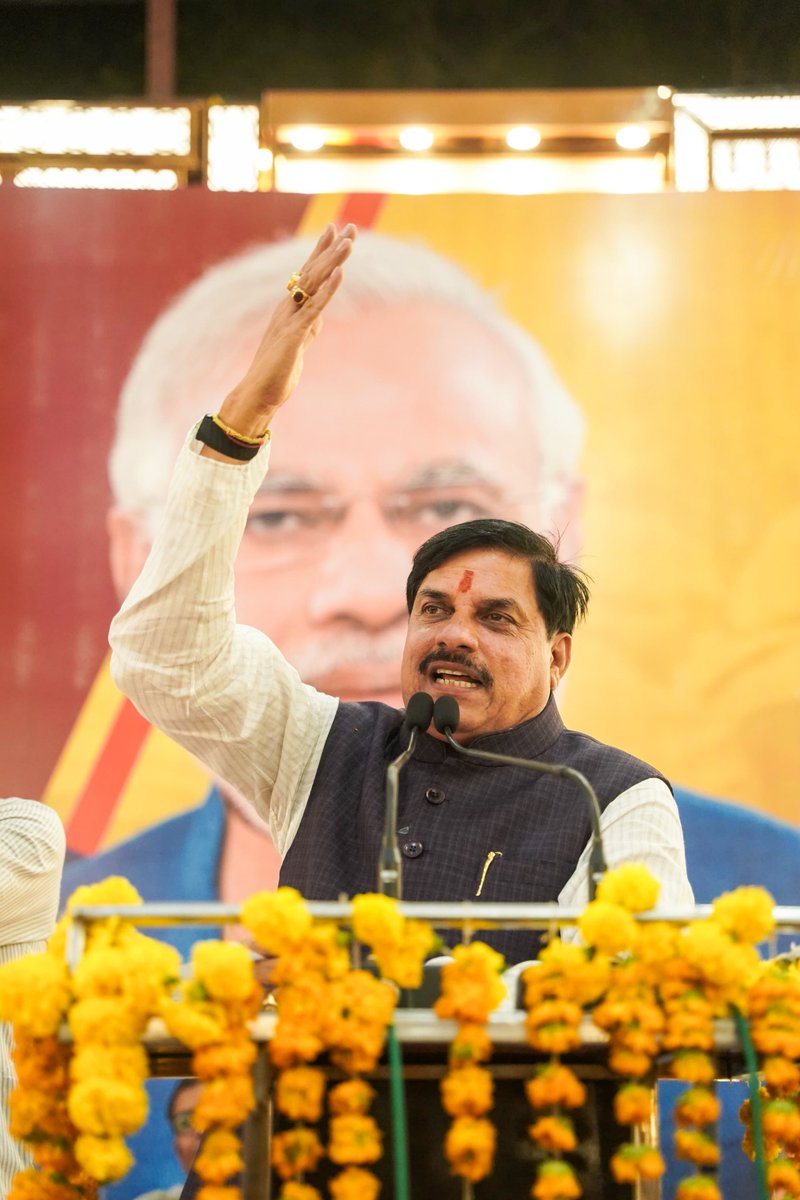 DrMohanYadav51's tweet photo. आज दतिया में @BJP4MP के माननीय प्रदेश अध्यक्ष श्री @Hkhandelwal1964 जी एवं प्रदेश प्रभारी श्री @bjpdrmahendra जी के साथ व्यापारी सम्मेलन में व्यापारी बंधुओं से आत्मीय संवाद किया। 

प्रदेश में उद्योग, व्यापार एवं निवेश को नई गति देने तथा व्यापारियों के हितों के संरक्षण के लिए हमारी सरकार निरंतर कार्यरत है।