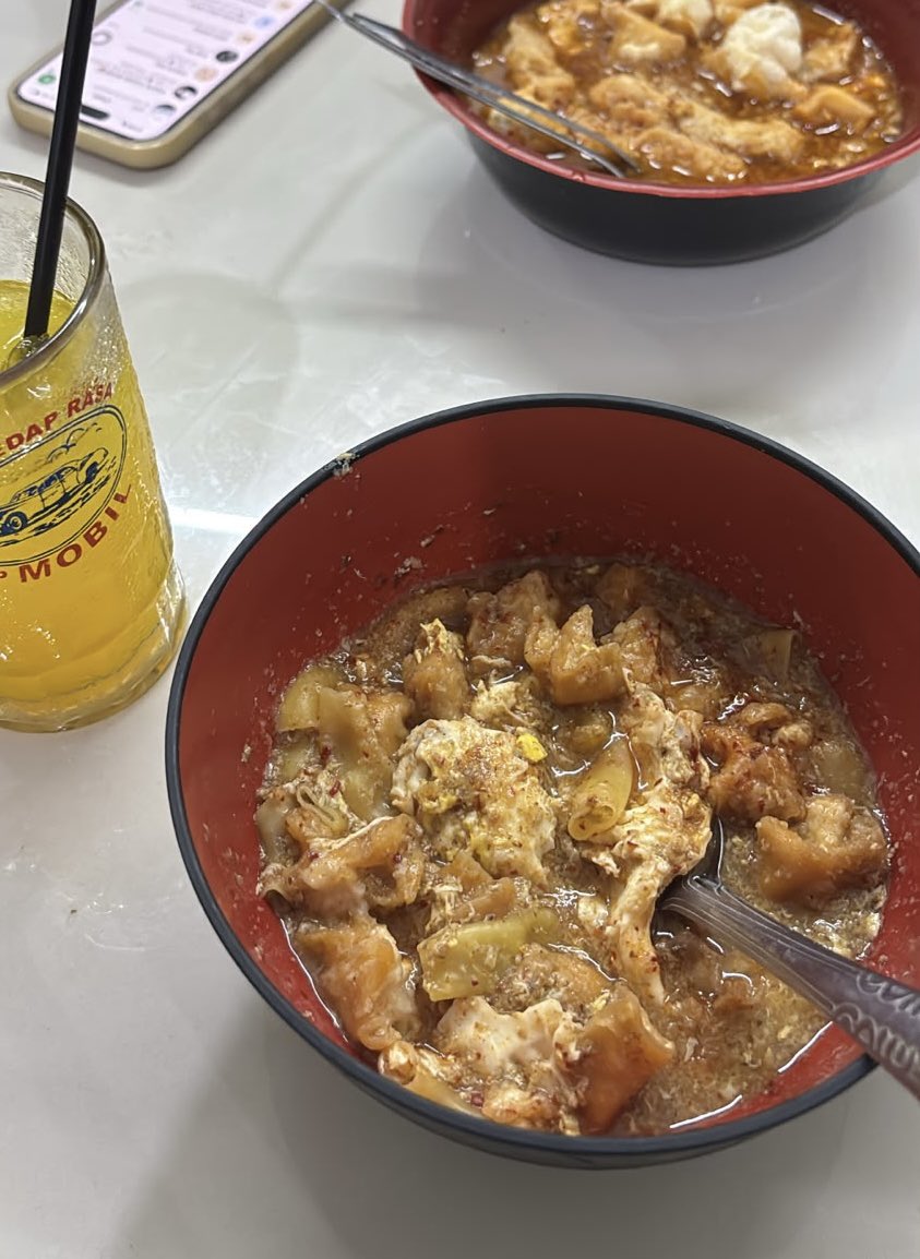alanairie's tweet photo. 🍲 Seblak Prasmanan Teh Iyam

INI SEBLAK NYA ENAKKKK N LEKOH, bumbu nya berasa, murce dan PILIHAN TOPPING NYA BANYAK BANGET BJIRRR, pecinta seblak wajib cobain!!!

📍 Seblak Prasmanan Teh Iyam, persis di sebelah Libas, deretan Ayam &amp; Bebek Sambel Hejo Mas Ridho https://t.co/nsDmEobYD0