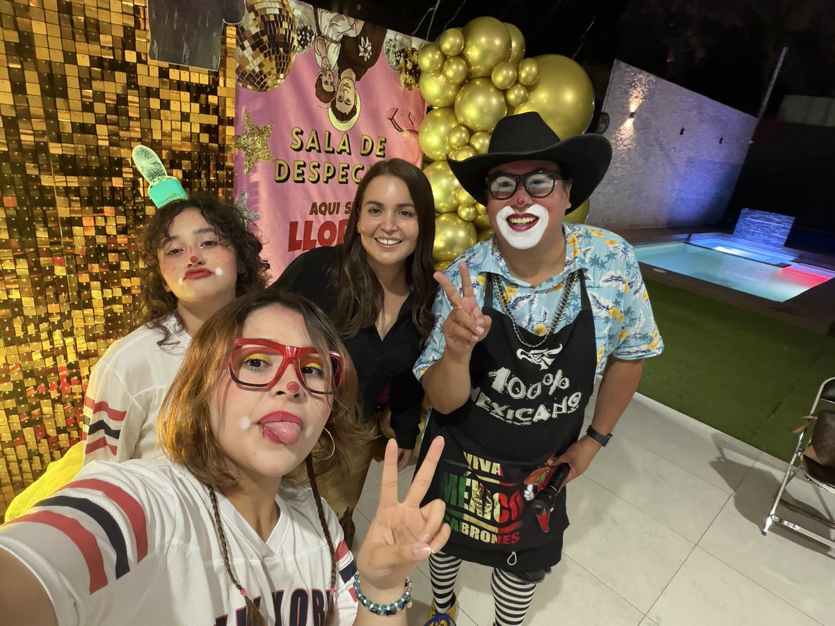ChocolatePayaso's tweet photo. “Ojalá me cayera dinero, así como me caen chismes míos que ni yo sabía” 😂😂🤡😂😂 Gracias Sara por invitarnos a tu fabulosa fiesta!! 🥳 Siempre disfrutando de los mejores eventos!! En hora buena! 🫰 #FiestaAdultos #PayasoReydeChocolate #PayasitasCajitasdeChocolate https://t.co/S3h6Tw9LJu