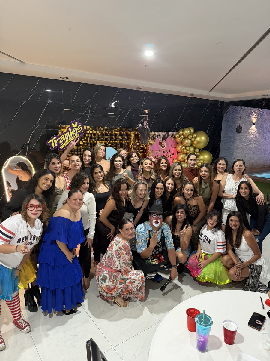 ChocolatePayaso's tweet photo. “Ojalá me cayera dinero, así como me caen chismes míos que ni yo sabía” 😂😂🤡😂😂 Gracias Sara por invitarnos a tu fabulosa fiesta!! 🥳 Siempre disfrutando de los mejores eventos!! En hora buena! 🫰 #FiestaAdultos #PayasoReydeChocolate #PayasitasCajitasdeChocolate https://t.co/S3h6Tw9LJu