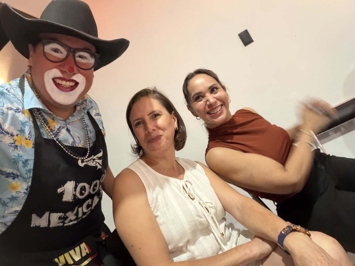 ChocolatePayaso's tweet photo. “Ojalá me cayera dinero, así como me caen chismes míos que ni yo sabía” 😂😂🤡😂😂 Gracias Sara por invitarnos a tu fabulosa fiesta!! 🥳 Siempre disfrutando de los mejores eventos!! En hora buena! 🫰 #FiestaAdultos #PayasoReydeChocolate #PayasitasCajitasdeChocolate https://t.co/S3h6Tw9LJu