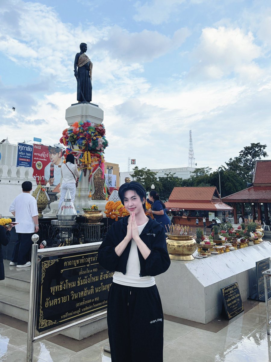 btnmxx's tweet photo. ทำไมพี่คิมเหมือนรูปตัดแปะ 55555555555 https://t.co/ulqNe4WVVK