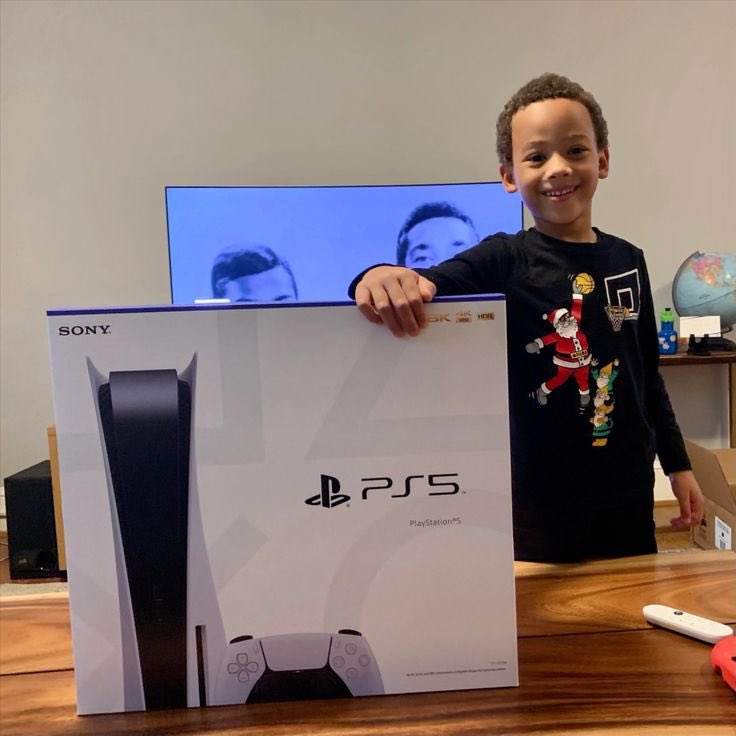 harrydavids633's tweet photo. When the little boss officially takes over the new setup. Worth every single second 🎮🔥 https://t.co/TlI83K5k6a