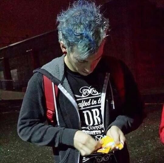 moonrryluvr's tweet photo. save me blue haired josh dun https://t.co/ehk5hXO7cF
