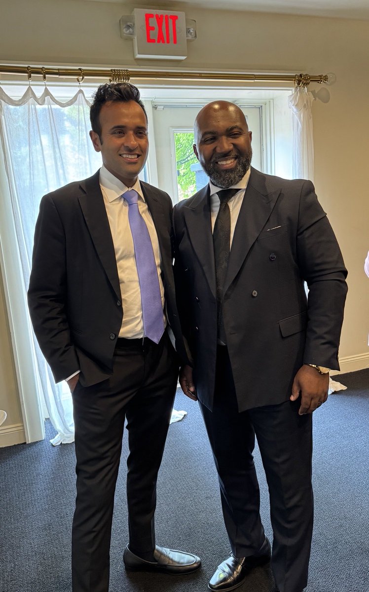 VivekGRamaswamy's tweet photo. Great lunch meeting with faith leaders in Montgomery County yesterday. Calling people to be the best versions of themselves for a purpose higher than themselves is key to healing our divided culture. Looking forward to more unfiltered conversations about how to meaningfully improve the lives of Ohioans.