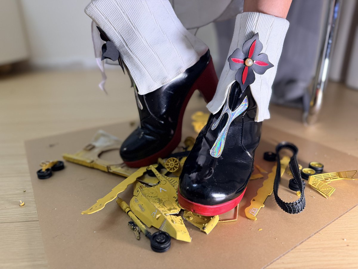 ArrayFurina's tweet photo. 芙芙今天漫展出的长夜月，靴子真的非常涩呀
#Giantess #Cosplay #Size https://t.co/RrSLss0T22