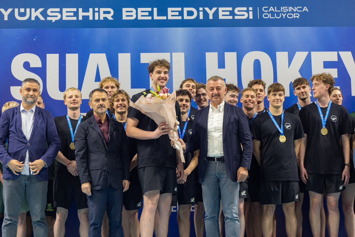 tahirbuyukakin's tweet photo. “Gençliğin ve sporun başkenti Kocaeli” vizyonumuz doğrultusunda, ulusal ve uluslararası boyuttaki dev organizasyonlara ev sahipliği yapmayı sürdürüyoruz.

Modern tesislerimiz, güçlü altyapımız ve organizasyon kabiliyetimizle; her türlü uluslararası müsabakayı en yüksek standartlarda ağırlamaya hazır olduğumuzu bir kez daha kanıtladık.

Bu kapsamda ev sahipliğini üstlendiğimiz, 12 ülkeden 520 sporcunun kıyasıya mücadele ettiği CMAS Su Altı Hokeyi Gençler Dünya Şampiyonası’nı büyük bir başarıyla tamamladık.

Şampiyonada göğsümüzü kabartan milli takımlarımız:
* 🏆 U19 Erkek Milli Takımımız: Dünya Şampiyonu
* 🥈 U24 Kadın Milli Takımımız: Dünya İkincisi
* 🎖️ U19 Kadın Milli Takımımız: Dünya Dördüncüsü

Ay-yıldızlı bayrağımızı gururla dalgalandıran tüm sporcularımızı, teknik ekibimizi ve bu dev organizasyonun mutfağında emeği geçen herkesi yürekten tebrik ediyorum. Sporun enerjisiyle büyüyen Kocaeli’mizi dünya sahnesine taşımaya kararlılıkla devam edeceğiz.