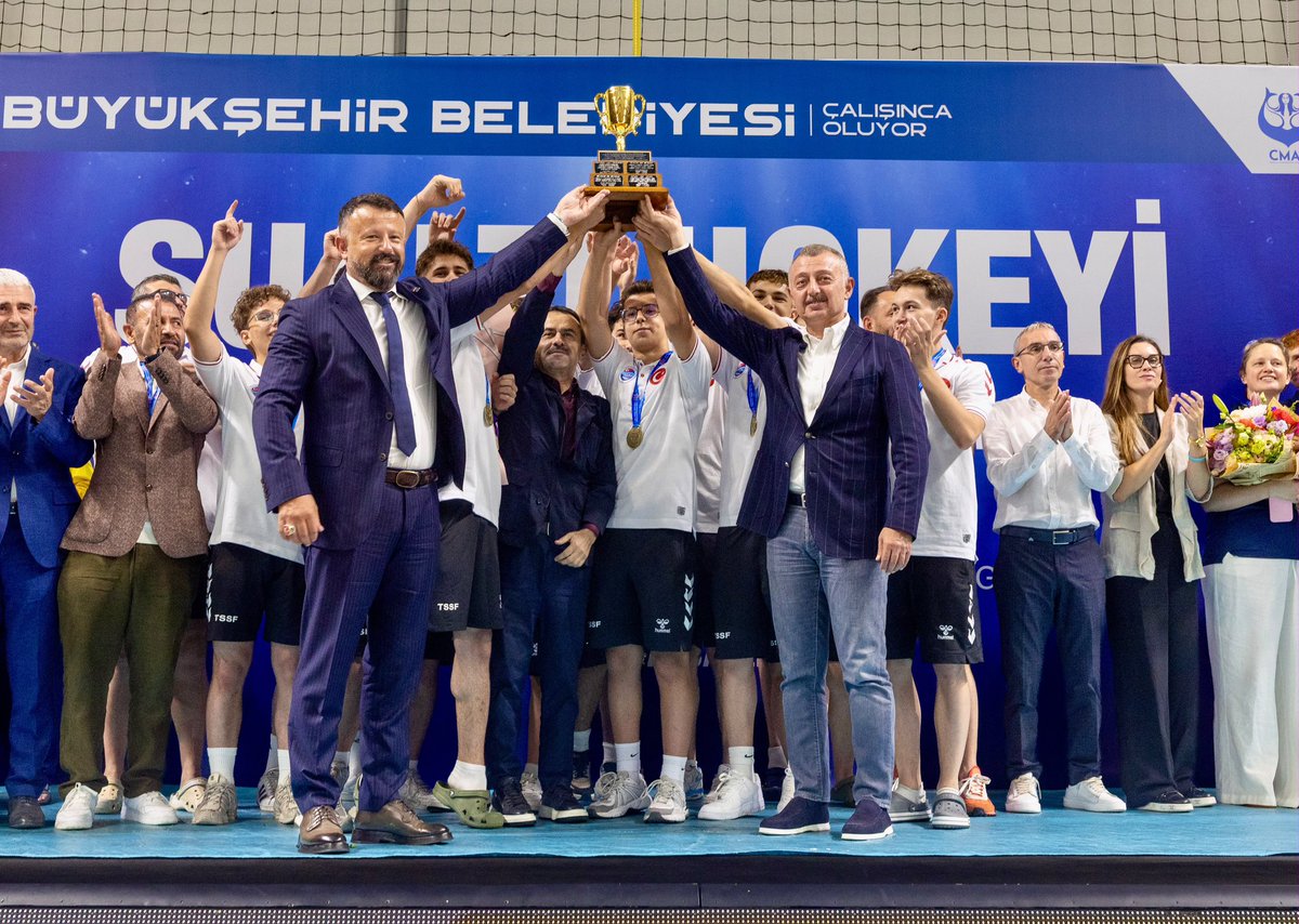 tahirbuyukakin's tweet photo. “Gençliğin ve sporun başkenti Kocaeli” vizyonumuz doğrultusunda, ulusal ve uluslararası boyuttaki dev organizasyonlara ev sahipliği yapmayı sürdürüyoruz.

Modern tesislerimiz, güçlü altyapımız ve organizasyon kabiliyetimizle; her türlü uluslararası müsabakayı en yüksek standartlarda ağırlamaya hazır olduğumuzu bir kez daha kanıtladık.

Bu kapsamda ev sahipliğini üstlendiğimiz, 12 ülkeden 520 sporcunun kıyasıya mücadele ettiği CMAS Su Altı Hokeyi Gençler Dünya Şampiyonası’nı büyük bir başarıyla tamamladık.

Şampiyonada göğsümüzü kabartan milli takımlarımız:
* 🏆 U19 Erkek Milli Takımımız: Dünya Şampiyonu
* 🥈 U24 Kadın Milli Takımımız: Dünya İkincisi
* 🎖️ U19 Kadın Milli Takımımız: Dünya Dördüncüsü

Ay-yıldızlı bayrağımızı gururla dalgalandıran tüm sporcularımızı, teknik ekibimizi ve bu dev organizasyonun mutfağında emeği geçen herkesi yürekten tebrik ediyorum. Sporun enerjisiyle büyüyen Kocaeli’mizi dünya sahnesine taşımaya kararlılıkla devam edeceğiz.