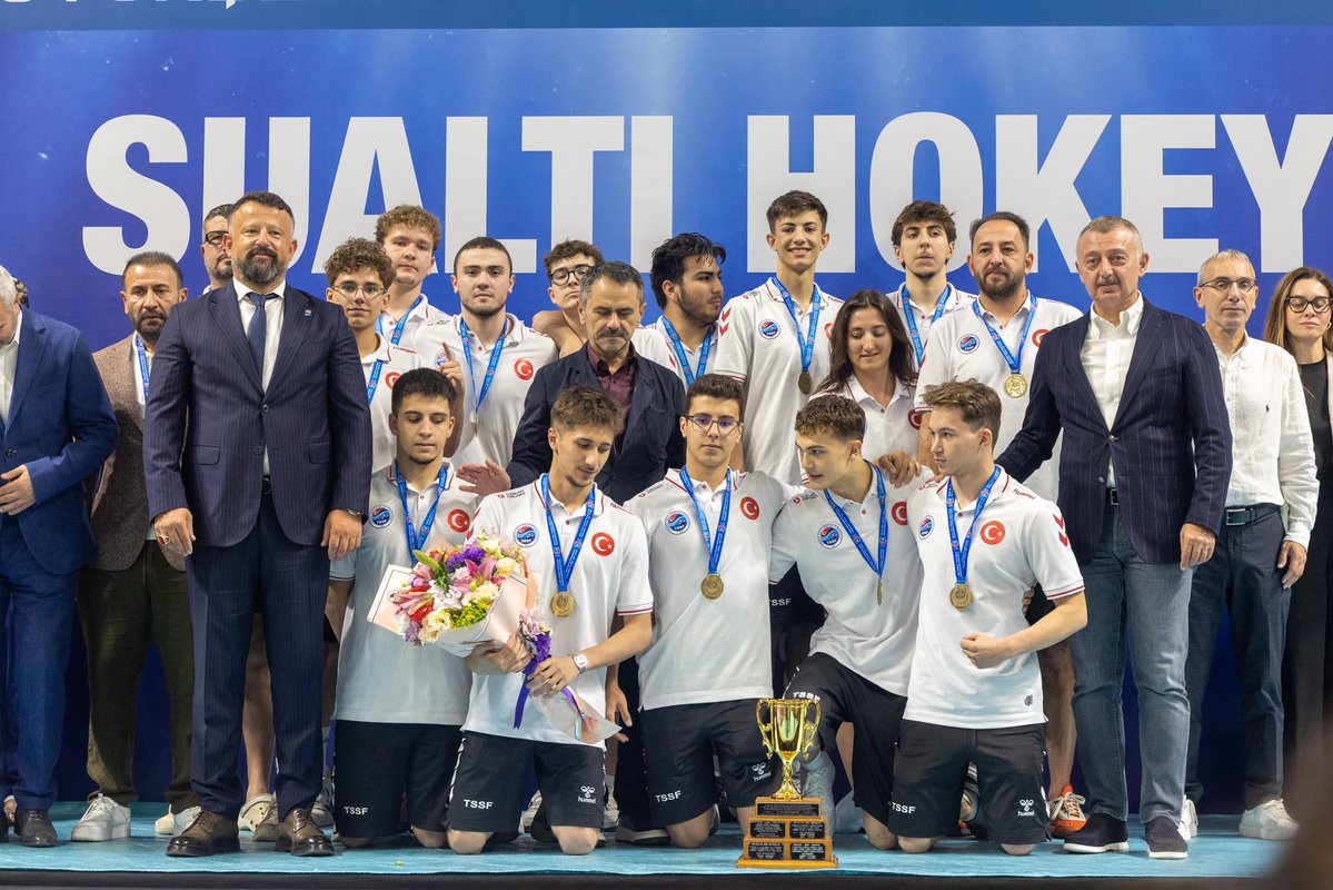 tahirbuyukakin's tweet photo. “Gençliğin ve sporun başkenti Kocaeli” vizyonumuz doğrultusunda, ulusal ve uluslararası boyuttaki dev organizasyonlara ev sahipliği yapmayı sürdürüyoruz.

Modern tesislerimiz, güçlü altyapımız ve organizasyon kabiliyetimizle; her türlü uluslararası müsabakayı en yüksek standartlarda ağırlamaya hazır olduğumuzu bir kez daha kanıtladık.

Bu kapsamda ev sahipliğini üstlendiğimiz, 12 ülkeden 520 sporcunun kıyasıya mücadele ettiği CMAS Su Altı Hokeyi Gençler Dünya Şampiyonası’nı büyük bir başarıyla tamamladık.

Şampiyonada göğsümüzü kabartan milli takımlarımız:
* 🏆 U19 Erkek Milli Takımımız: Dünya Şampiyonu
* 🥈 U24 Kadın Milli Takımımız: Dünya İkincisi
* 🎖️ U19 Kadın Milli Takımımız: Dünya Dördüncüsü

Ay-yıldızlı bayrağımızı gururla dalgalandıran tüm sporcularımızı, teknik ekibimizi ve bu dev organizasyonun mutfağında emeği geçen herkesi yürekten tebrik ediyorum. Sporun enerjisiyle büyüyen Kocaeli’mizi dünya sahnesine taşımaya kararlılıkla devam edeceğiz.