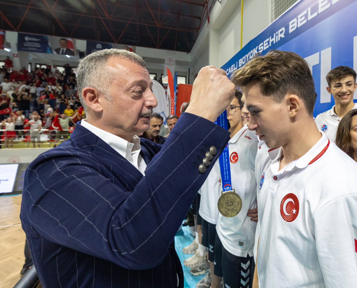 tahirbuyukakin's tweet photo. “Gençliğin ve sporun başkenti Kocaeli” vizyonumuz doğrultusunda, ulusal ve uluslararası boyuttaki dev organizasyonlara ev sahipliği yapmayı sürdürüyoruz.

Modern tesislerimiz, güçlü altyapımız ve organizasyon kabiliyetimizle; her türlü uluslararası müsabakayı en yüksek standartlarda ağırlamaya hazır olduğumuzu bir kez daha kanıtladık.

Bu kapsamda ev sahipliğini üstlendiğimiz, 12 ülkeden 520 sporcunun kıyasıya mücadele ettiği CMAS Su Altı Hokeyi Gençler Dünya Şampiyonası’nı büyük bir başarıyla tamamladık.

Şampiyonada göğsümüzü kabartan milli takımlarımız:
* 🏆 U19 Erkek Milli Takımımız: Dünya Şampiyonu
* 🥈 U24 Kadın Milli Takımımız: Dünya İkincisi
* 🎖️ U19 Kadın Milli Takımımız: Dünya Dördüncüsü

Ay-yıldızlı bayrağımızı gururla dalgalandıran tüm sporcularımızı, teknik ekibimizi ve bu dev organizasyonun mutfağında emeği geçen herkesi yürekten tebrik ediyorum. Sporun enerjisiyle büyüyen Kocaeli’mizi dünya sahnesine taşımaya kararlılıkla devam edeceğiz.
