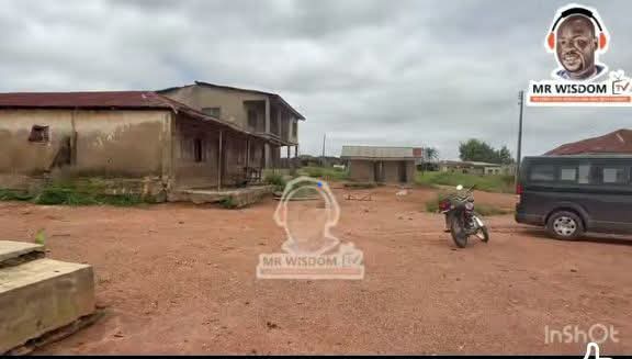 TheYorubaTimes's tweet photo. Sunday Igboho Visits Deserted Owa-Onire as Locals Blame Fulani Bandits for Empty Community

Chief Sunday Igboho toured Owa-Onire in Kwara State, where the palace, schools, churches and mosques stood empty. Residents and hunters in the area said the community was abandoned after repeated attacks by Fulani bandits.