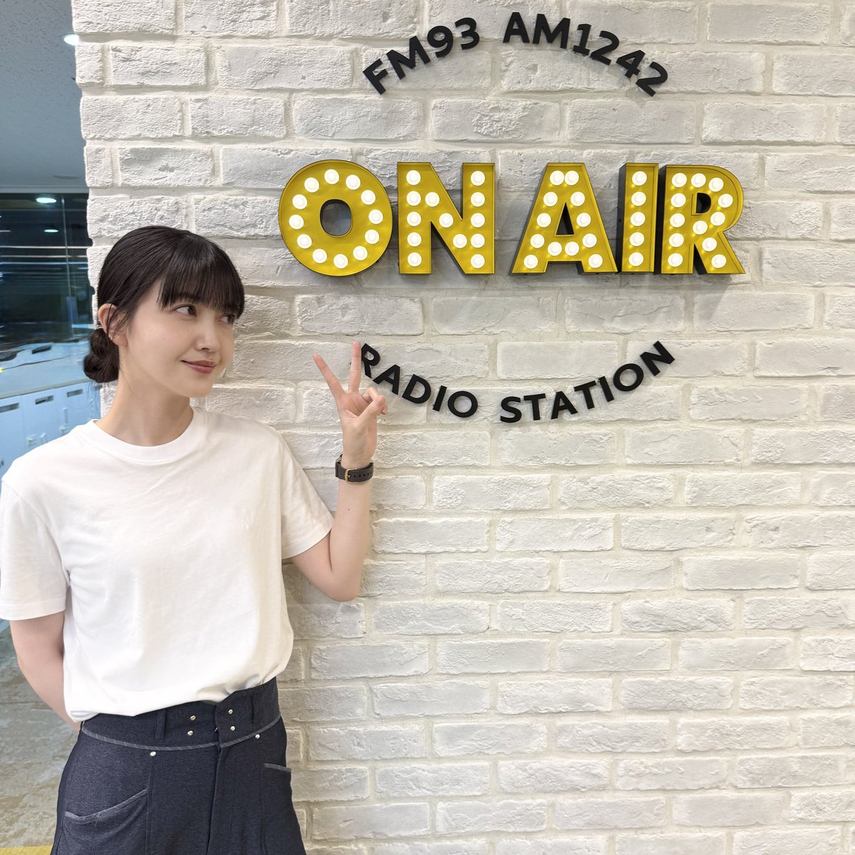 2Nogivederci's tweet photo. 【卒業後もやはり久保ってる久保まとめ(近況報告)②】

#久保史緒里ANN

壊れたキャリーケースのキャスターを直せるかチャッピーに聞いたら直せると言われた。
↓

とは言え、友達に連絡したら買い直した方が良いと言われたので現地で買い直す事に。
↓

めっちゃ高い。また出費が嵩む。
↓

新しく買ったキャリーケースに荷物を入れ替え終えて閉じたら鍵がかかってしまった(元々使っていたキャリーケースとは違う仕様だったらしい)。
↓

購入したお店に荷物を入れ替えて重いキャリーケースを持って行き、何とか開けられた。
↓

オーロラを見るため寝台列車に乗った。
11時間の旅。
事前にチャッピーに相談していたが、聞いていたのと違う混雑具��だった。
↓

駅に着いてホテルまでタクシーに乗ったらボラれた。通常の3倍ぐらい。
↓

絶対見れると評判のオーロラツアーに申し込んだそうだが、当日は天気が悪かった。
サンタとも写真を撮り、待っているとツアー会社から連絡が。
今日は見られないので中止とのこと。
↓

久保「何のために行ったのか。」
↓

ホテルは予約した段階で一部屋しか空きが無いほどの人気。今後日本で旅行したとしても絶対に泊まらないレベルで高い金額だった。
↓

部屋でマックを食べてお風呂に入ろうとしたら、ノックされ部屋に入ろうとしてくる人が。
↓

ドアノブを押さえてひたすら「ソーリーソーリー」と言って侵入しようとするのを防いだ。
↓

何者かが部屋をガチャガチャしてきたとフロントに言ったら空調についての確認だったらしい。
↓

久保「部屋まで入ってこようとする？」

無事帰ってこれたようなので安心しましたが旅行だけでこのボリューム、流石過ぎる笑
#久保史緒里