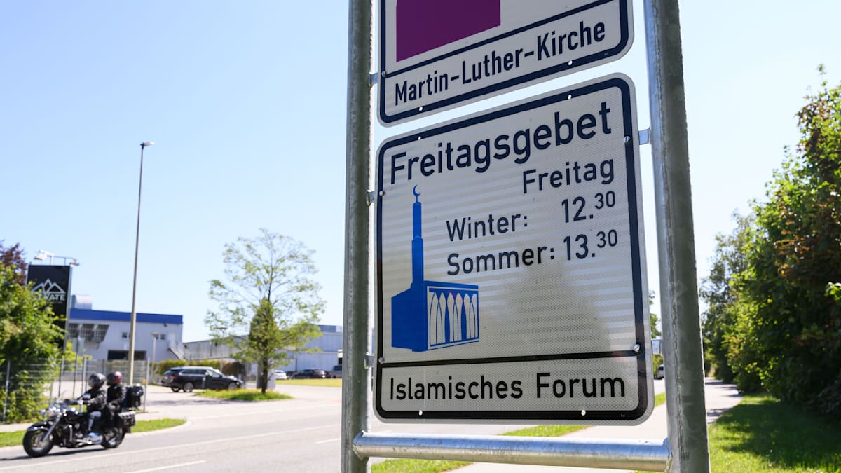 welt's tweet photo. Hinweisschild für muslimisches Freitagsgebet nach vier Tagen in Bayern beschmiert https://t.co/PgFwkVZf4l https://t.co/Tu9m6D6kWw