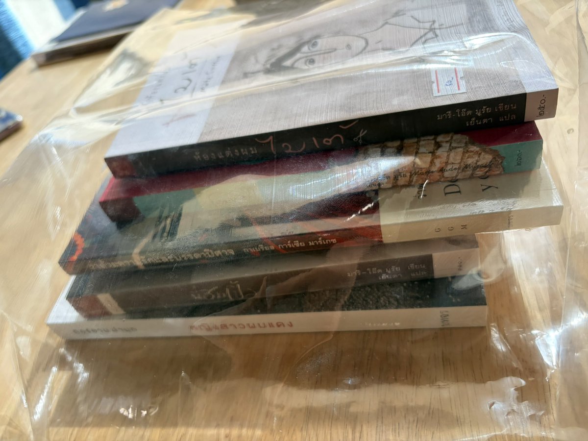 tybububoo's tweet photo. ชอบมากหนังสือลดราคาเนี่ย 😳 
(นี่ได้มา 5 เล่ม 400 ถ้วน)

นสลดราคาเริ่มต้นที่ 50 บาท มีหลายสนพเลย และบางเรื่องก็ยังอยู่ในซีล (เช่น บทจร) 

@ สวนเงินมีมา https://t.co/A2QsigjFnQ