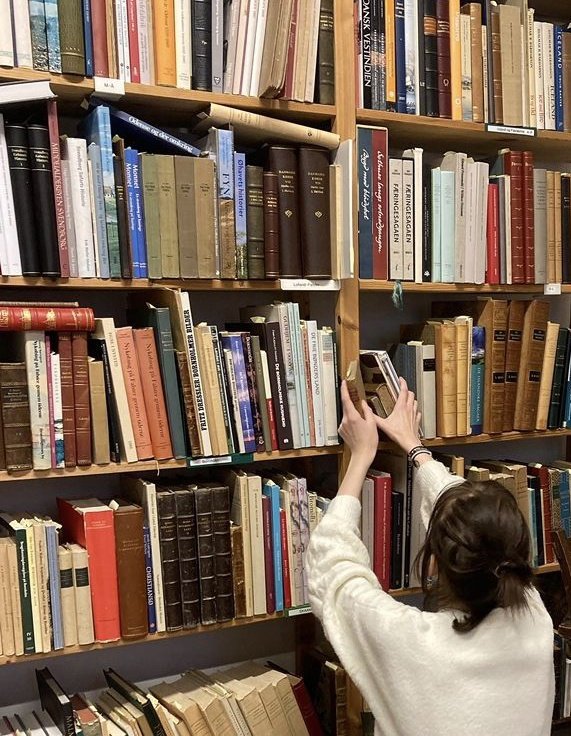 AlejaReads's tweet photo. Books will always be my reason for being.>>> https://t.co/RnYrDiEBlK