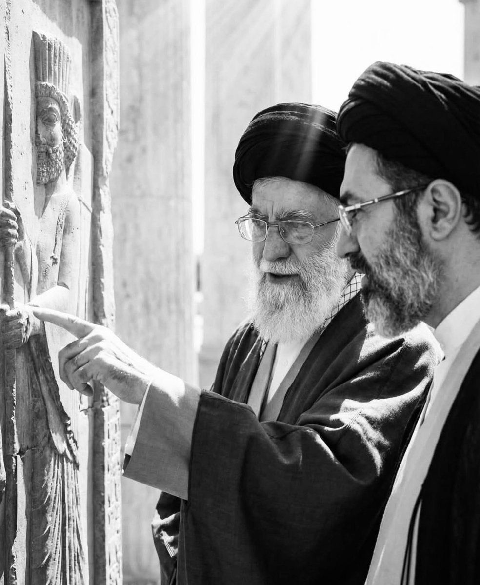 MoghadamZa62090's tweet photo. کوروش آسوده بخواب !؟!
خــامــنـه ای جوان و سپاهیانش بیدارند ...

✍ #یا_لثارات_الخامنه_ای https://t.co/5D9K7HU5gI