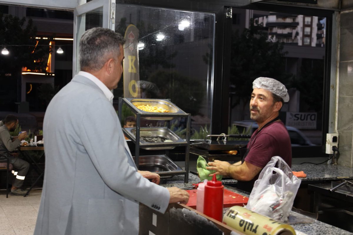 milhamigunbegi's tweet photo. Her daim Milletimizin yanında; el ele, gönül gönüleyiz.

📍Karaköprü ilçemizde esnaflarımızlayız.

1/ Girmedik gönül, sıkmadık el bırakmayacağız şiarıyla Karaköprü ilçemizde, alın teri ve emeğin en güzel örnekleri olan kıymetli esnaflarımızı ziyaret ettik, hemşehrilerimizle selamlaştık ve kucaklaştık, Cumhurbaşkanımız Sayın Recep Tayyip Erdoğan'ın selamlarını ilettik.

#SevdamızŞanlıurfa #Karaköprü 
@RTErdogan @Akparti @abuyukgumus @Hayati_Yazici @efkanala @mustafaelitas @omerrcelik @eyupkadirinan  @acarfaruka @hakanaksu058 @farukaytek